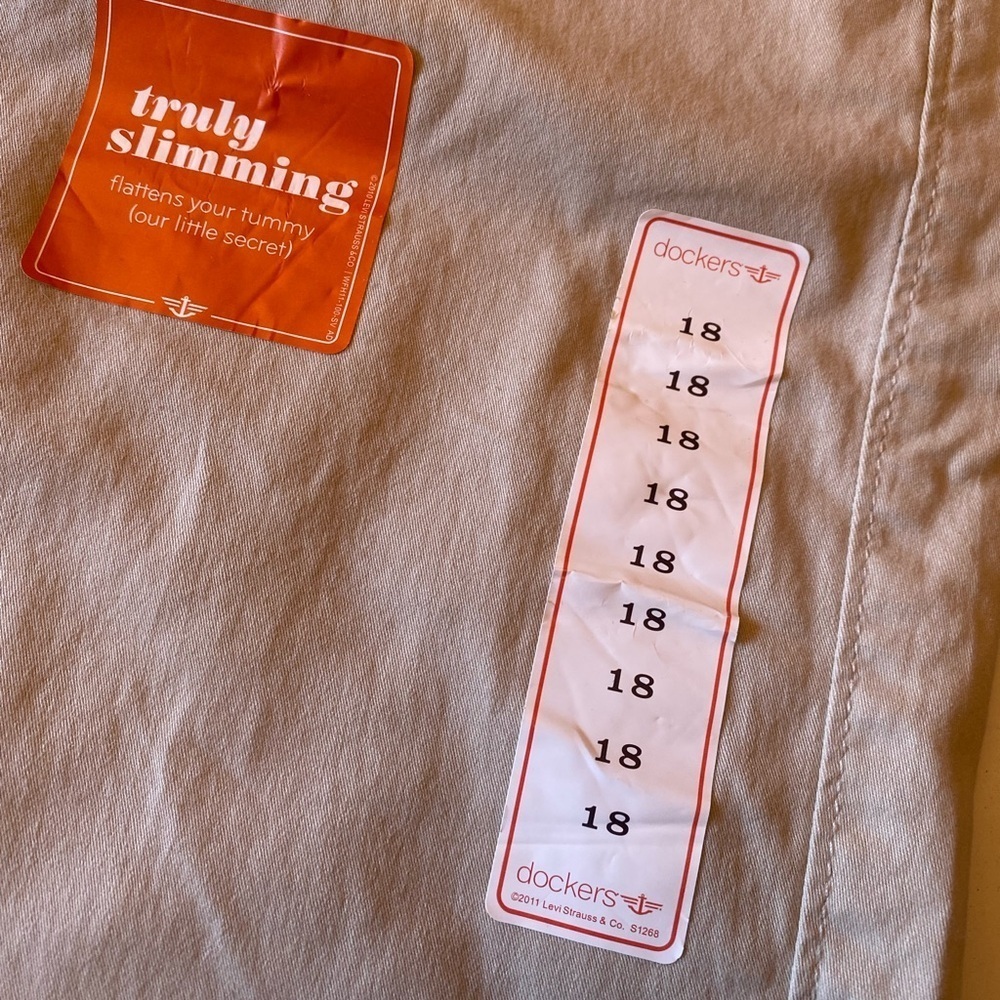 Dockers Womens Truly Slimming Khaki Shorts, Size 18,  NWT, 2010, Retired Style - Picture 3 of 8
